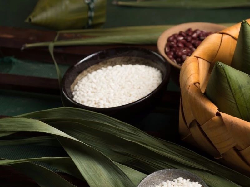 ¿Por qué tenemos que comer alborotación de arroz en el Festival de Barco Dragon